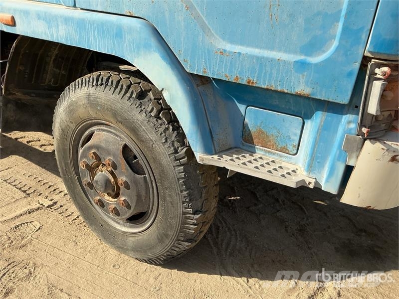  Jiefang 4x2 Sleeper Cab and Chassis (Inoperable) كابينة والداخلية