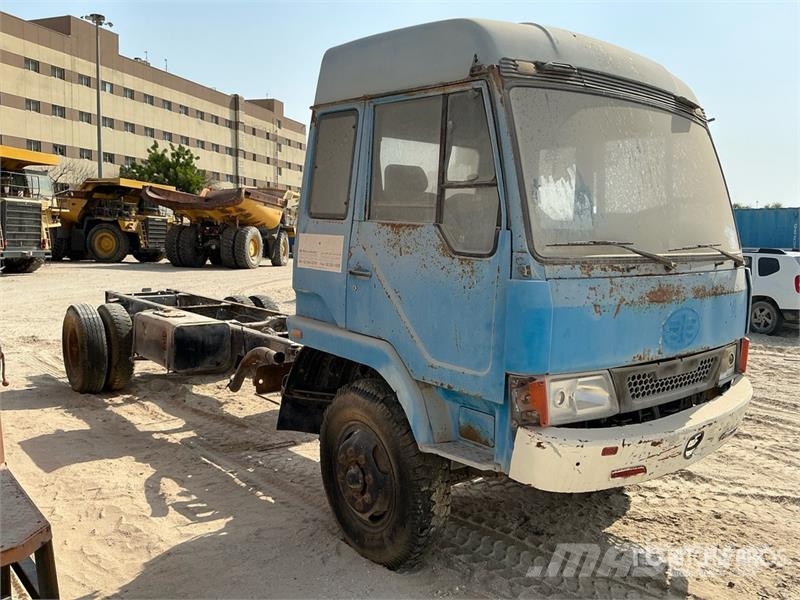  Jiefang 4x2 Sleeper Cab and Chassis (Inoperable) كابينة والداخلية