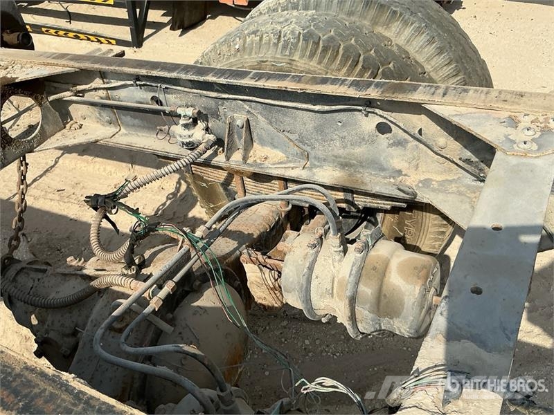  Jiefang 4x2 Sleeper Cab and Chassis (Inoperable) كابينة والداخلية