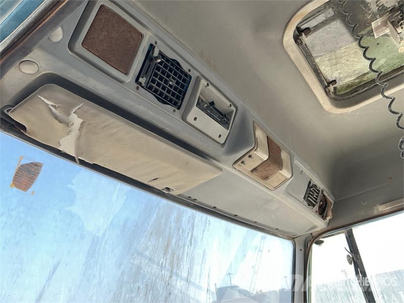  Jiefang 4x2 Sleeper Cab and Chassis (Inoperable) كابينة والداخلية