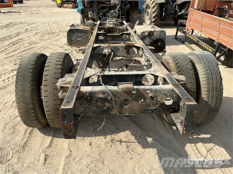  Jiefang 4x2 Sleeper Cab and Chassis (Inoperable) كابينة والداخلية