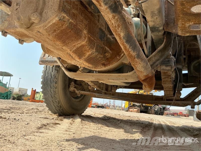  Jiefang 4x2 Sleeper Cab and Chassis (Inoperable) كابينة والداخلية