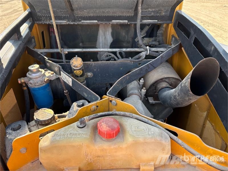 John Deere 318D Lietoti riteņu kompaktiekrāvēji