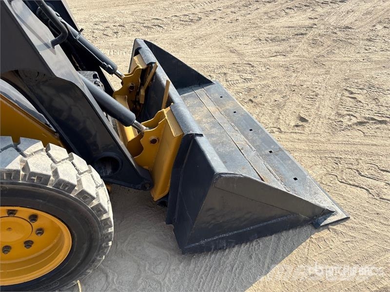 John Deere 318D Lietoti riteņu kompaktiekrāvēji