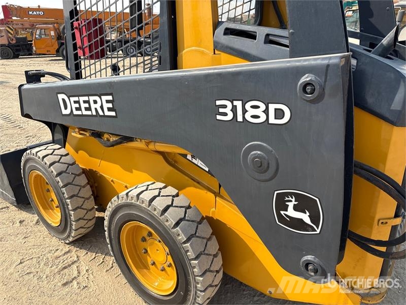 John Deere 318D Lietoti riteņu kompaktiekrāvēji