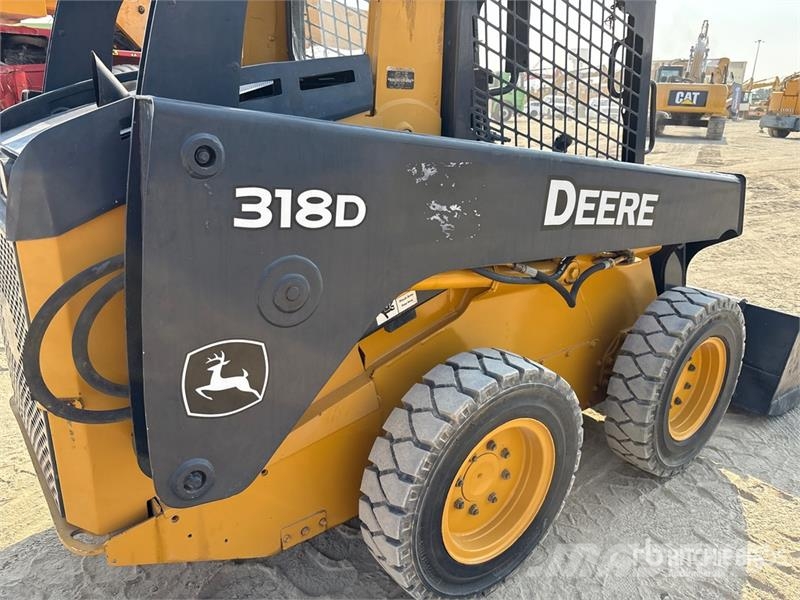 John Deere 318D Lietoti riteņu kompaktiekrāvēji