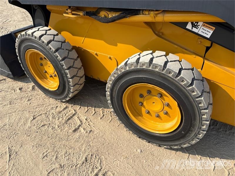 John Deere 318D Lietoti riteņu kompaktiekrāvēji