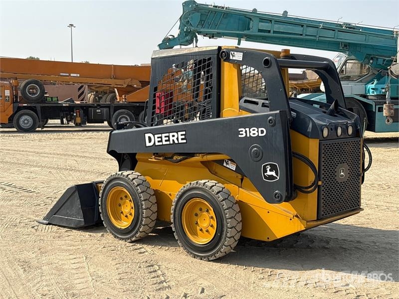 John Deere 318D Lietoti riteņu kompaktiekrāvēji