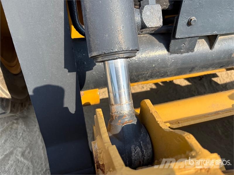 John Deere 318D Lietoti riteņu kompaktiekrāvēji
