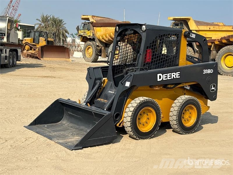John Deere 318D Lietoti riteņu kompaktiekrāvēji
