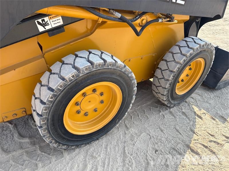 John Deere 318D Lietoti riteņu kompaktiekrāvēji