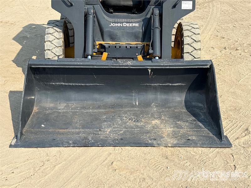 John Deere 318D Lietoti riteņu kompaktiekrāvēji