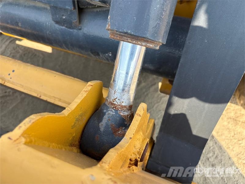 John Deere 318D Lietoti riteņu kompaktiekrāvēji