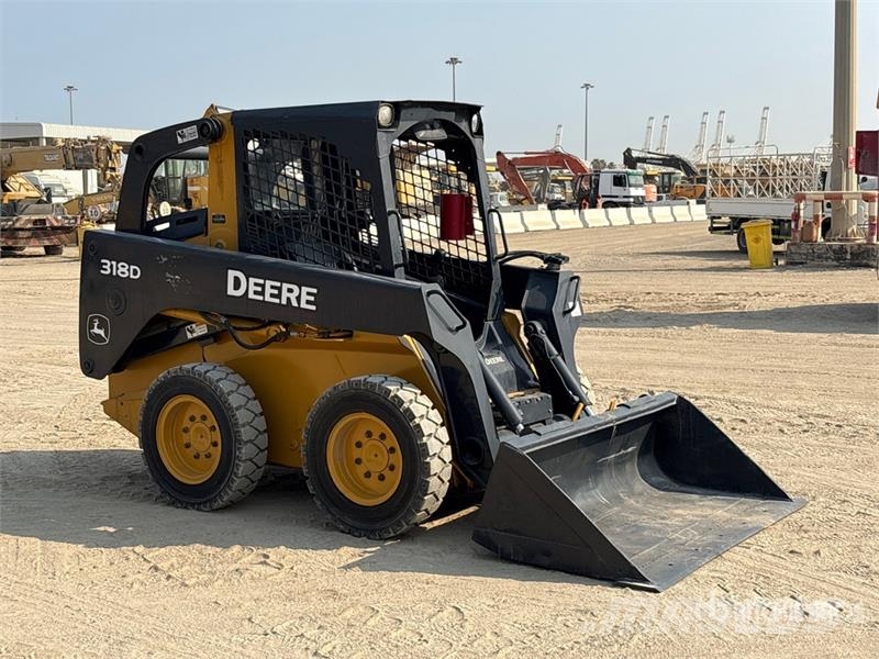 John Deere 318D Lietoti riteņu kompaktiekrāvēji