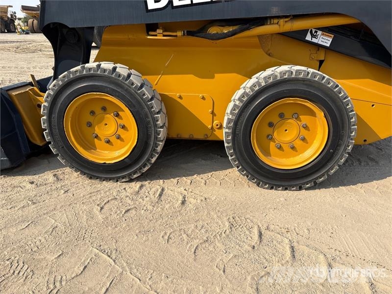 John Deere 318D Lietoti riteņu kompaktiekrāvēji