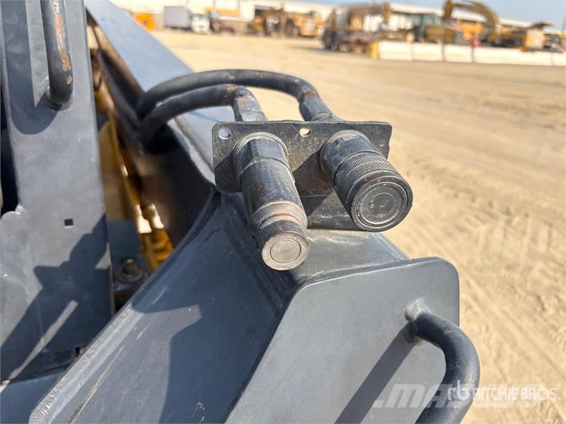 John Deere 318D Lietoti riteņu kompaktiekrāvēji