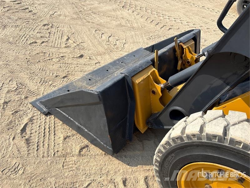 John Deere 318D Lietoti riteņu kompaktiekrāvēji