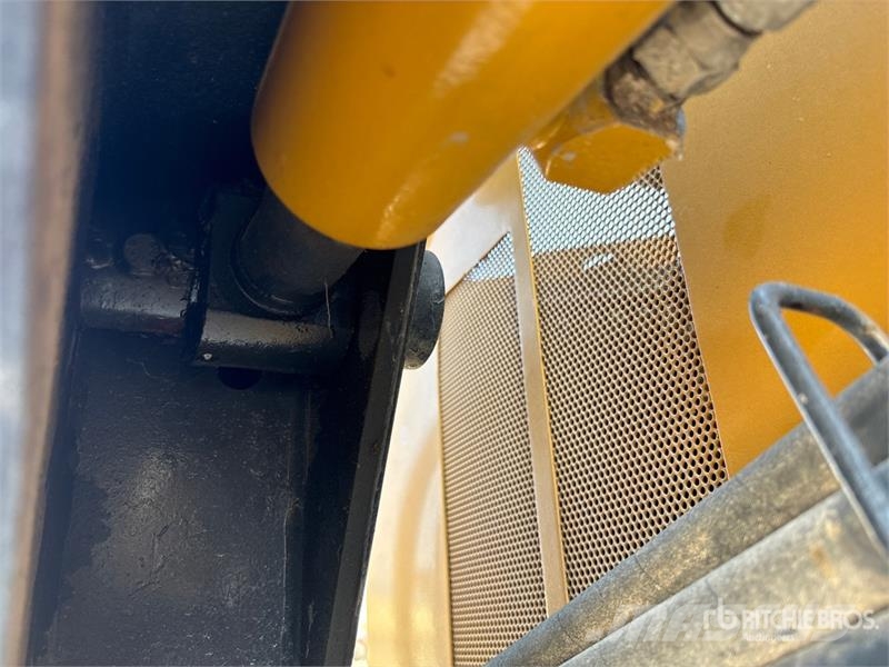 John Deere 318D Lietoti riteņu kompaktiekrāvēji