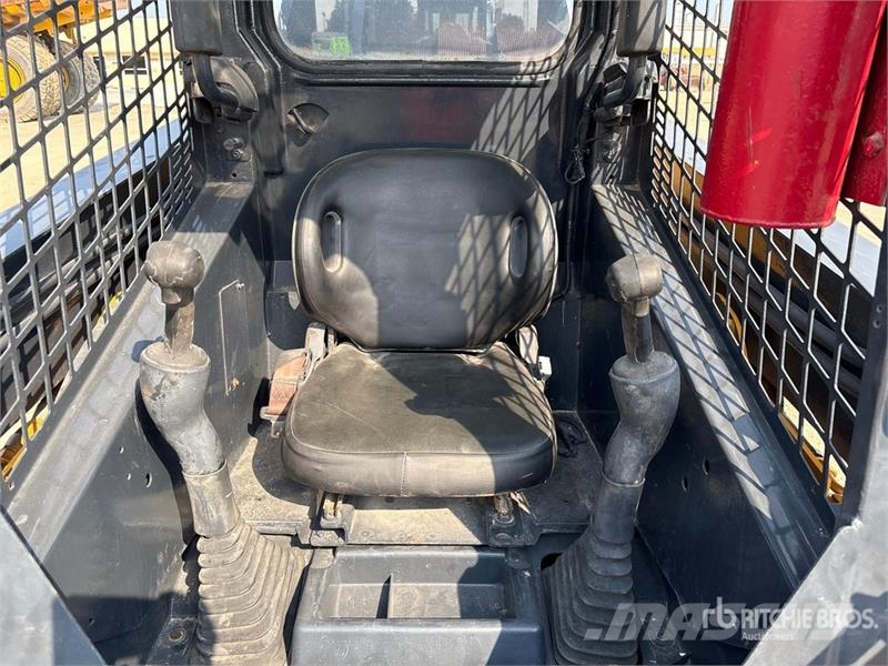 John Deere 318D Lietoti riteņu kompaktiekrāvēji