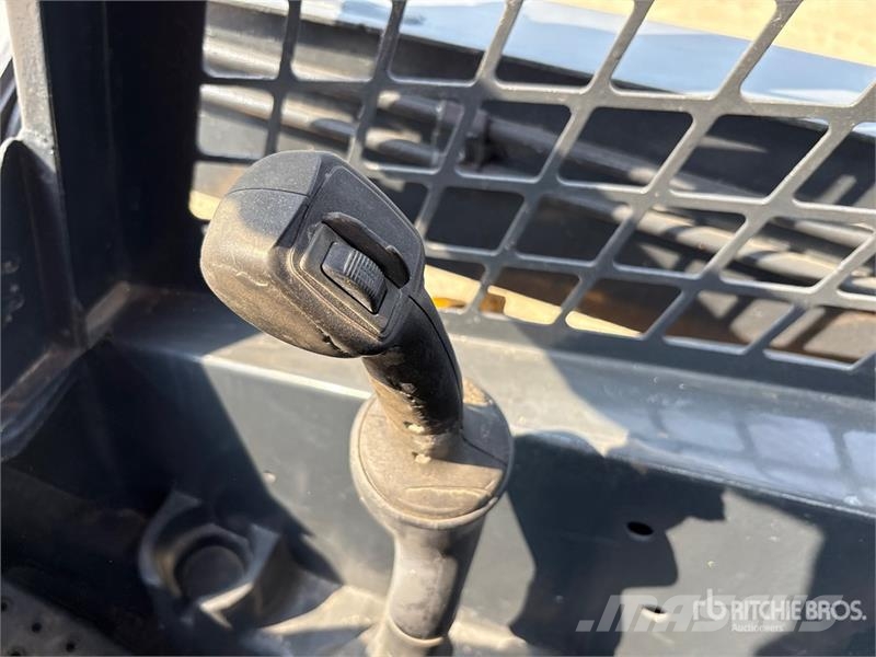 John Deere 318D Lietoti riteņu kompaktiekrāvēji