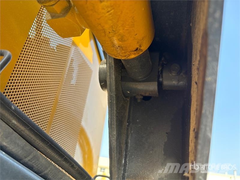 John Deere 318D Lietoti riteņu kompaktiekrāvēji