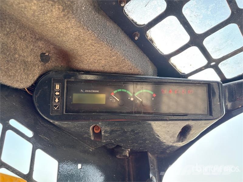 John Deere 318D Lietoti riteņu kompaktiekrāvēji