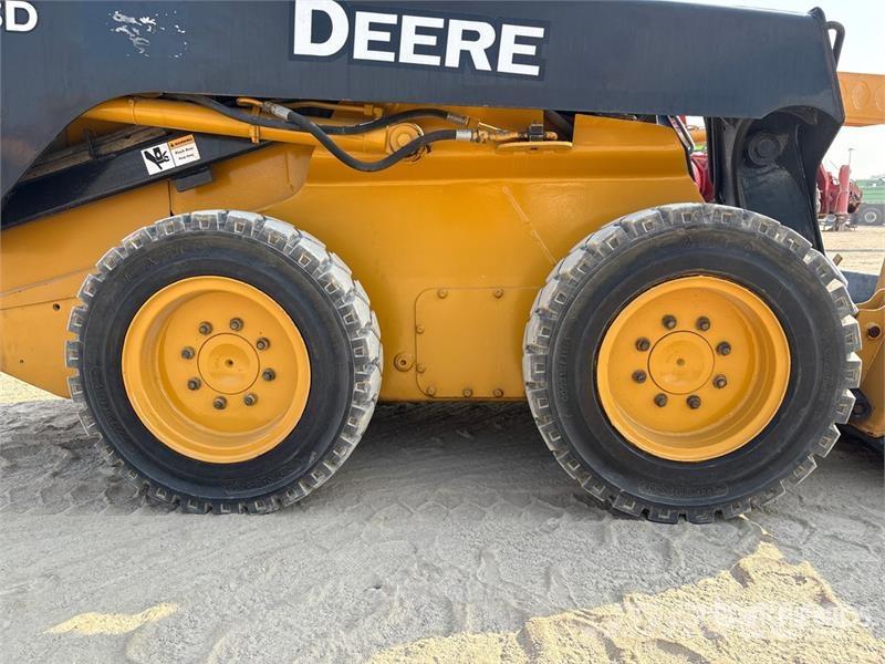 John Deere 318D Lietoti riteņu kompaktiekrāvēji