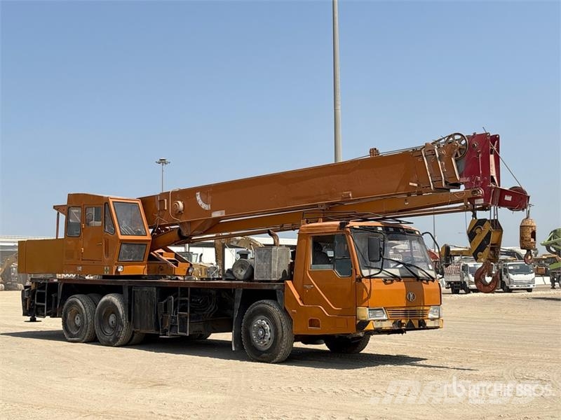 Kato NK300VR 30 ton 6x4 Hydraulic Truck Crane Kranovi sa gusjenicama