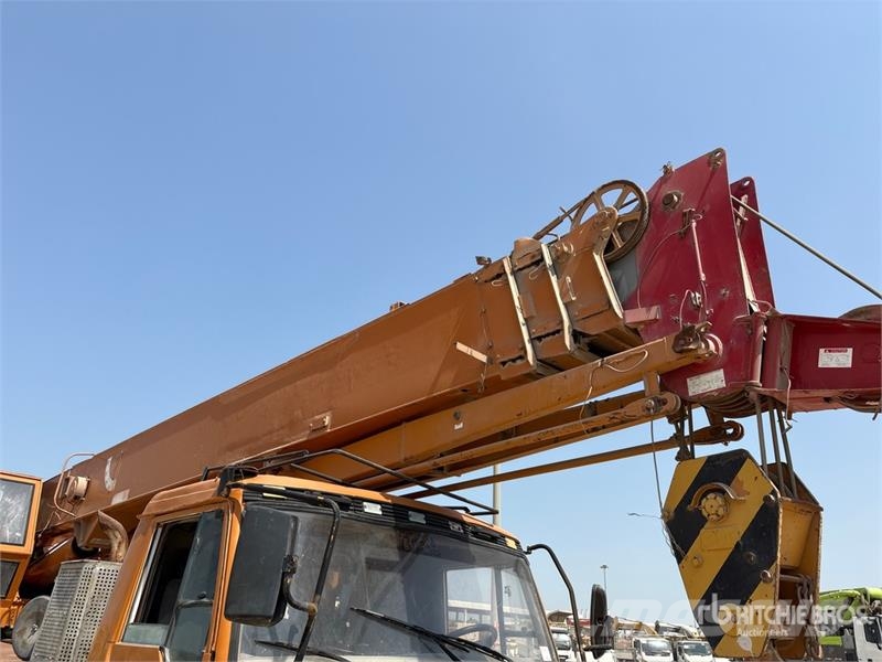 Kato NK300VR 30 ton 6x4 Hydraulic Truck Crane Kranovi sa gusjenicama