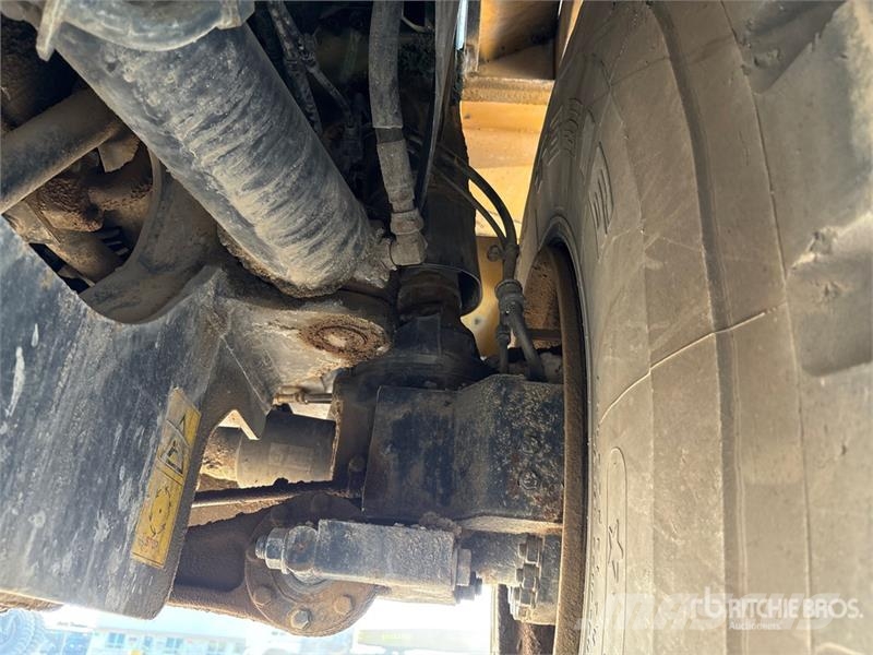 Komatsu HM400 Liigendraamiga pinnaseveokid