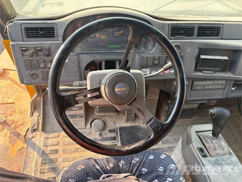 Komatsu HM400 Liigendraamiga pinnaseveokid