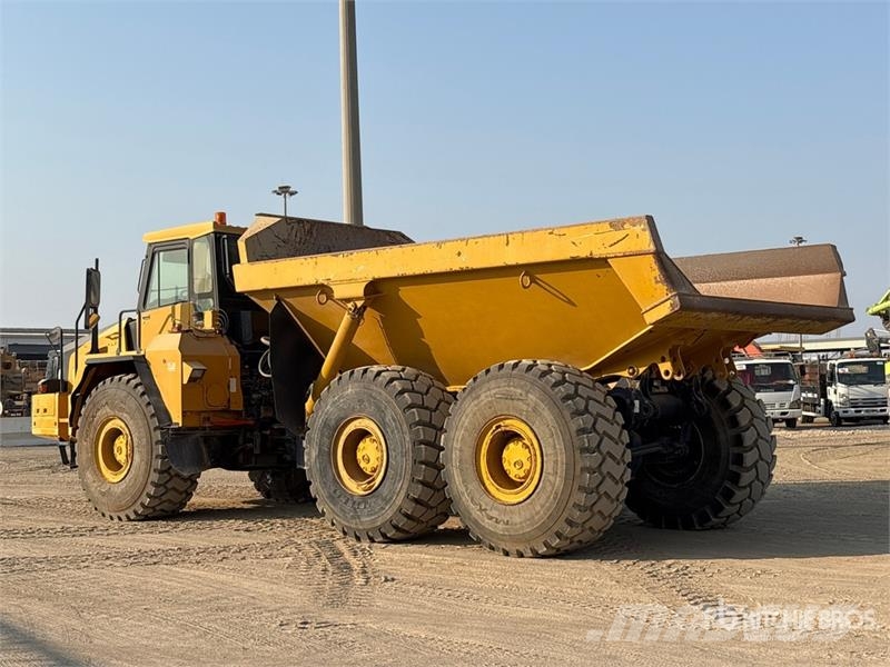 Komatsu HM400 Liigendraamiga pinnaseveokid
