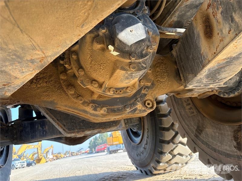 Komatsu HM400 Liigendraamiga pinnaseveokid