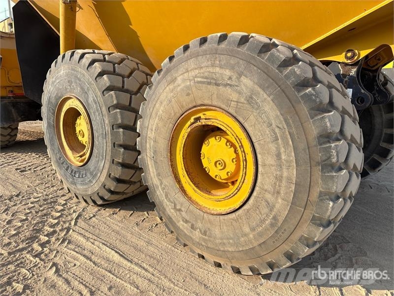 Komatsu HM400 Liigendraamiga pinnaseveokid
