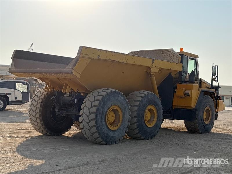 Komatsu HM400 Liigendraamiga pinnaseveokid