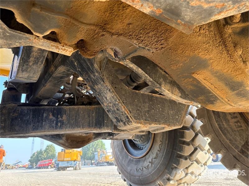 Komatsu HM400 Liigendraamiga pinnaseveokid