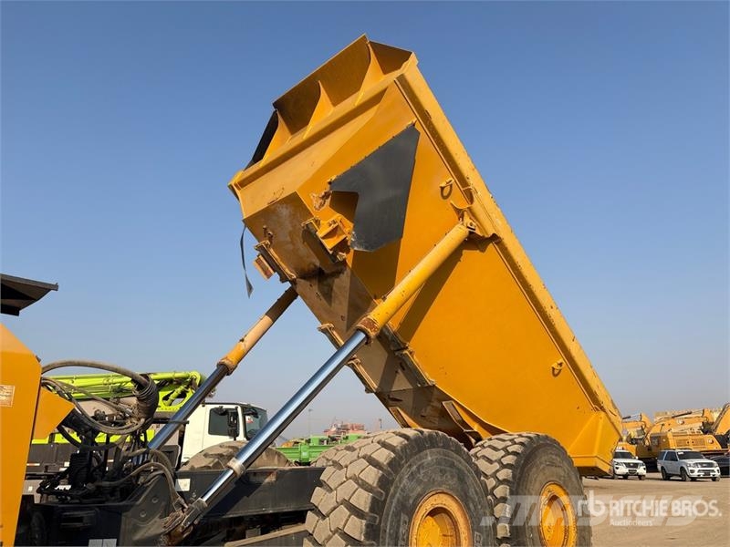 Komatsu HM400 Liigendraamiga pinnaseveokid