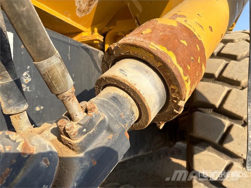 Komatsu HM400 Liigendraamiga pinnaseveokid