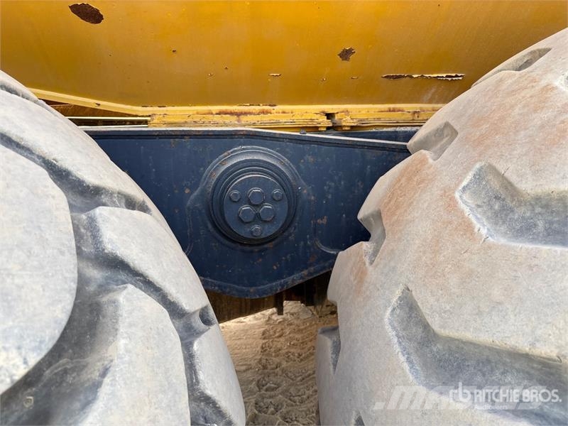 Komatsu HM400 Liigendraamiga pinnaseveokid
