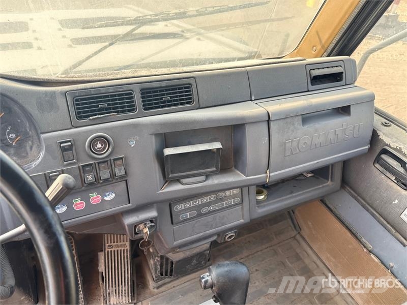 Komatsu HM400 Liigendraamiga pinnaseveokid