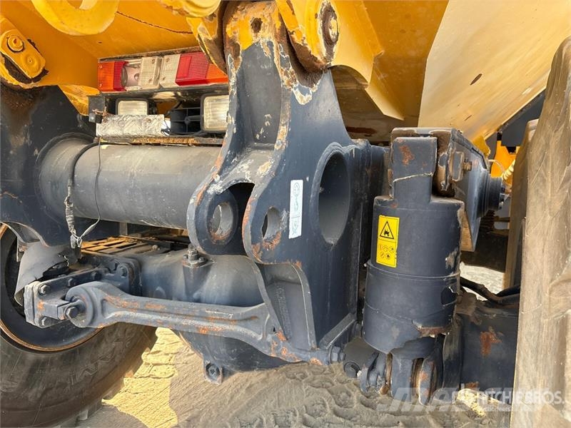 Komatsu HM400 Liigendraamiga pinnaseveokid