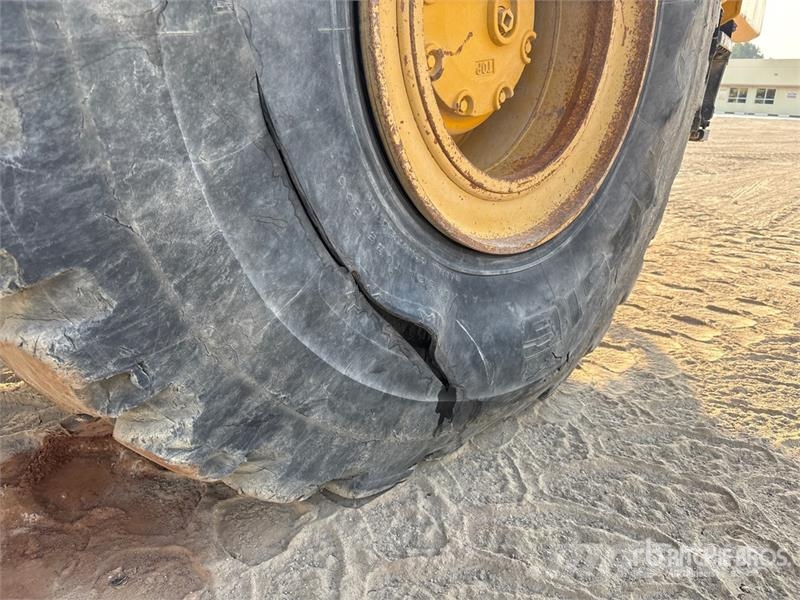 Komatsu HM400 Liigendraamiga pinnaseveokid