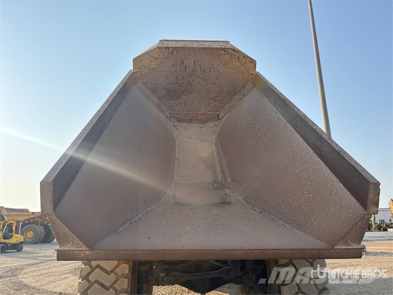 Komatsu HM400 Liigendraamiga pinnaseveokid
