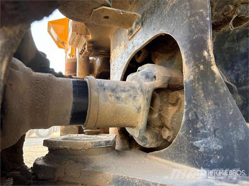 Komatsu HM400 Liigendraamiga pinnaseveokid