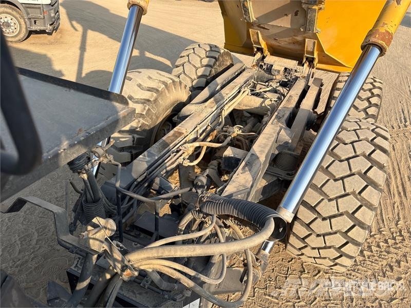 Komatsu HM400 Liigendraamiga pinnaseveokid