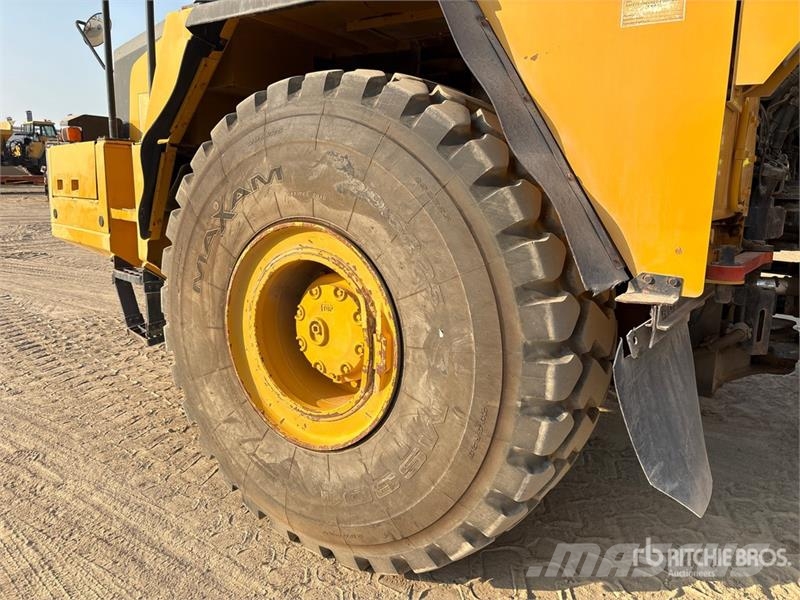 Komatsu HM400 Liigendraamiga pinnaseveokid
