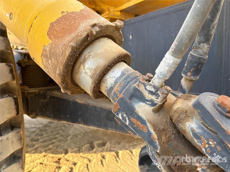Komatsu HM400-1 ساحبات مفصلية