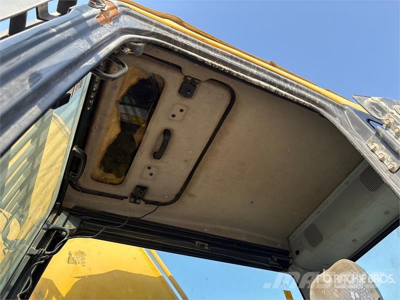Komatsu PC220-7 حفارات زحافة