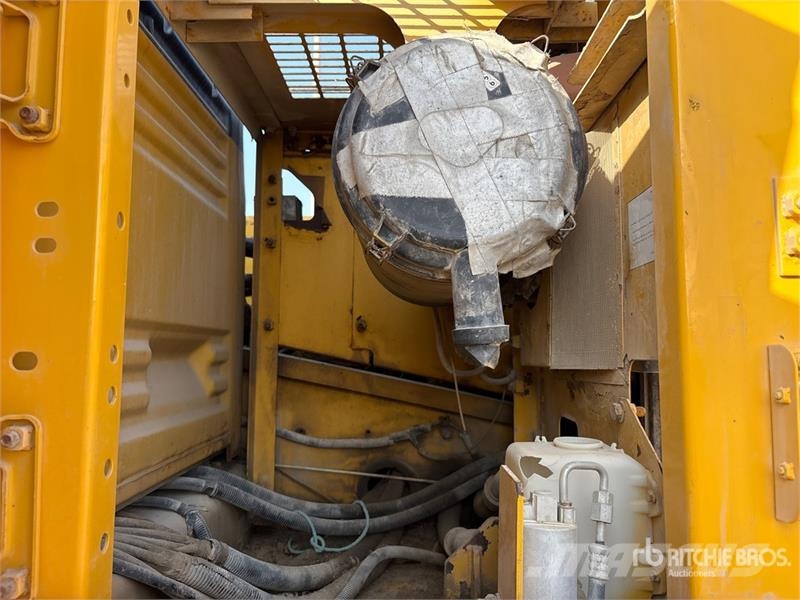 Komatsu PC220-7 حفارات زحافة