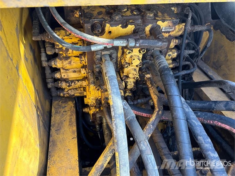 Komatsu PC220-7 حفارات زحافة